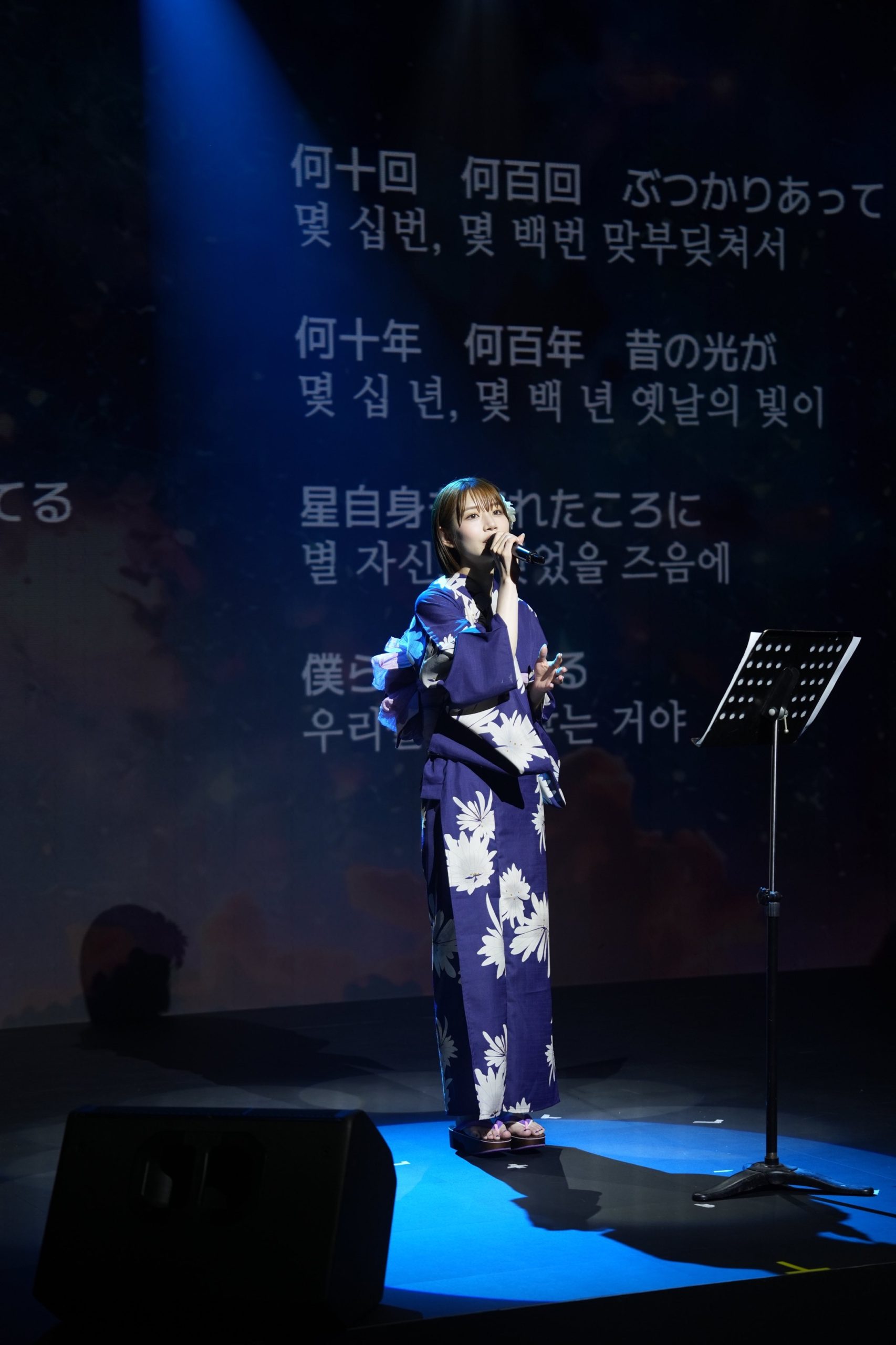 萌名 河北彩伽,ハンサムな彼女,ショートヘア,ワインレッド,SNS話題,アジアツアー,萌名 ショートカット 話題,河北彩伽 韓国 台湾